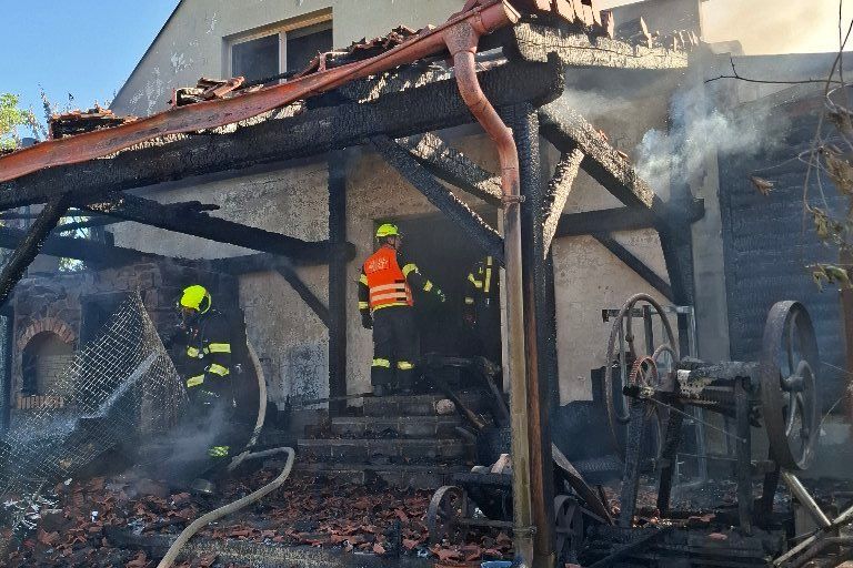 Na Olomoucku hořela část rodinného domu. Škoda přesáhne milion korun