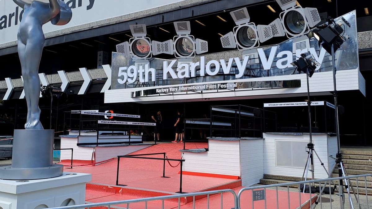 Filmové Vary začínají. Hvězdy přijíždějí na červený koberec