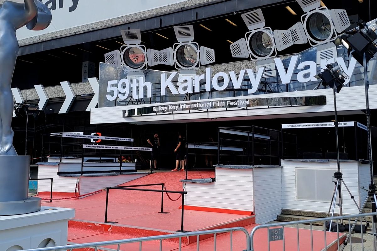 Filmové Vary začínají. Hvězdy přijíždějí na červený koberec