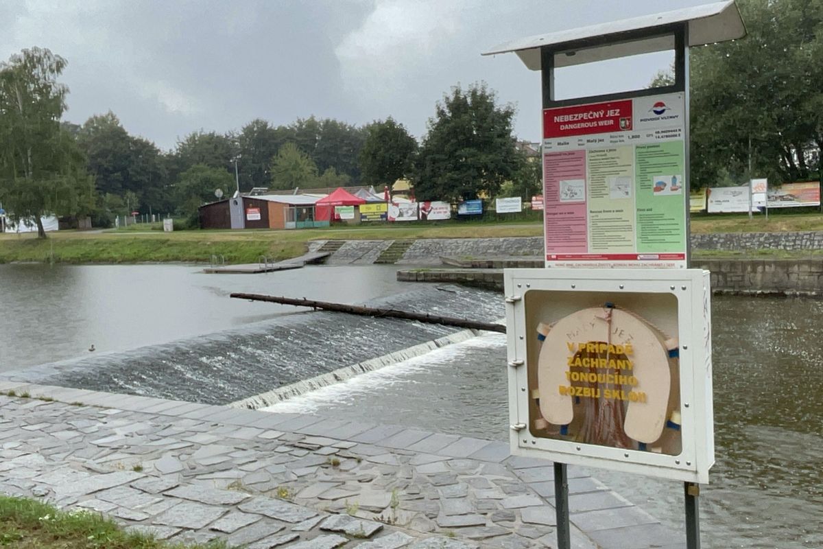 Tělo pohřešovaného muže plavalo na hladině Malše v Českých Budějovicích