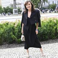 Na party v Císařských lázních vsadila na černé midi šaty s kratším kabátkem. Outfit z její nové kolekce podtrhly metalické doplňky. 