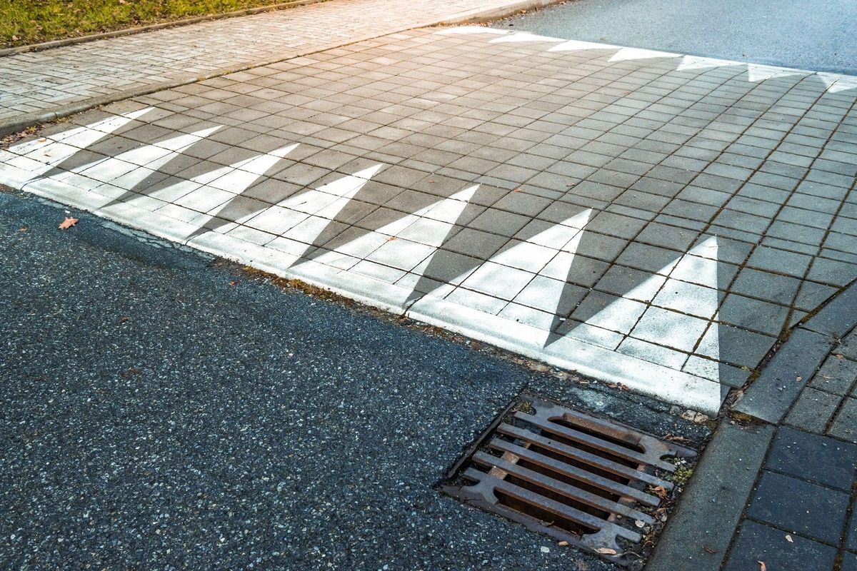 Řidiči na jihu Francie šílí z nového retardéru. Je vysoký 65 centimetrů
