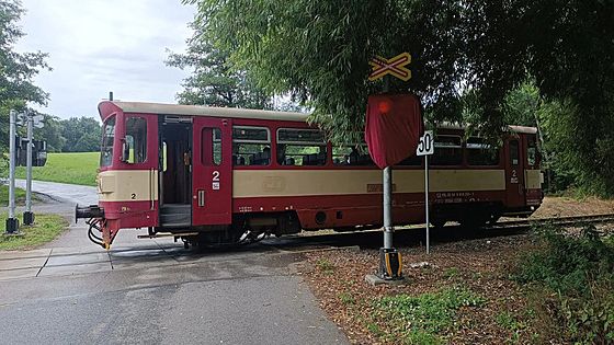 Přejezd zakryli, aby nezdržoval závodníky. Vlak u Vlašimi zastavovali máváním