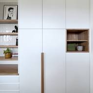 Designérka v obou řešených prostorech, v předsíni a šatně, zvolila vděčnou kombinaci dubového dřeva a bílé barvy.