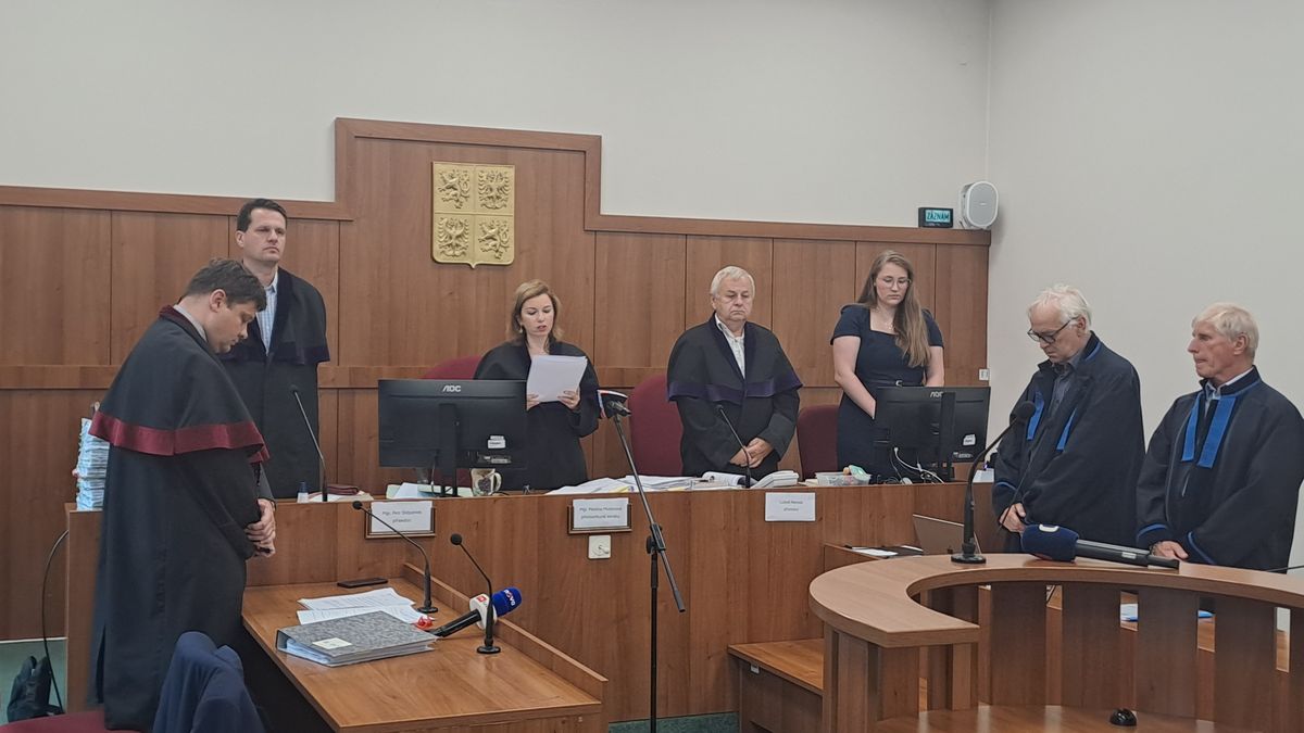 Případ stovek neoprávněně vydaných řidičáků: Soud uznal vinu zkušebního komisaře a tlumočníka