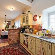 Když si Bára zařizovala kuchyň, neměla období, kdy by se věnovala hlavně vaření. Dnes by už některé detaily změnila, třeba materiál pracovní desky. Jiné drobnosti a nápady naopak v čase obstály.