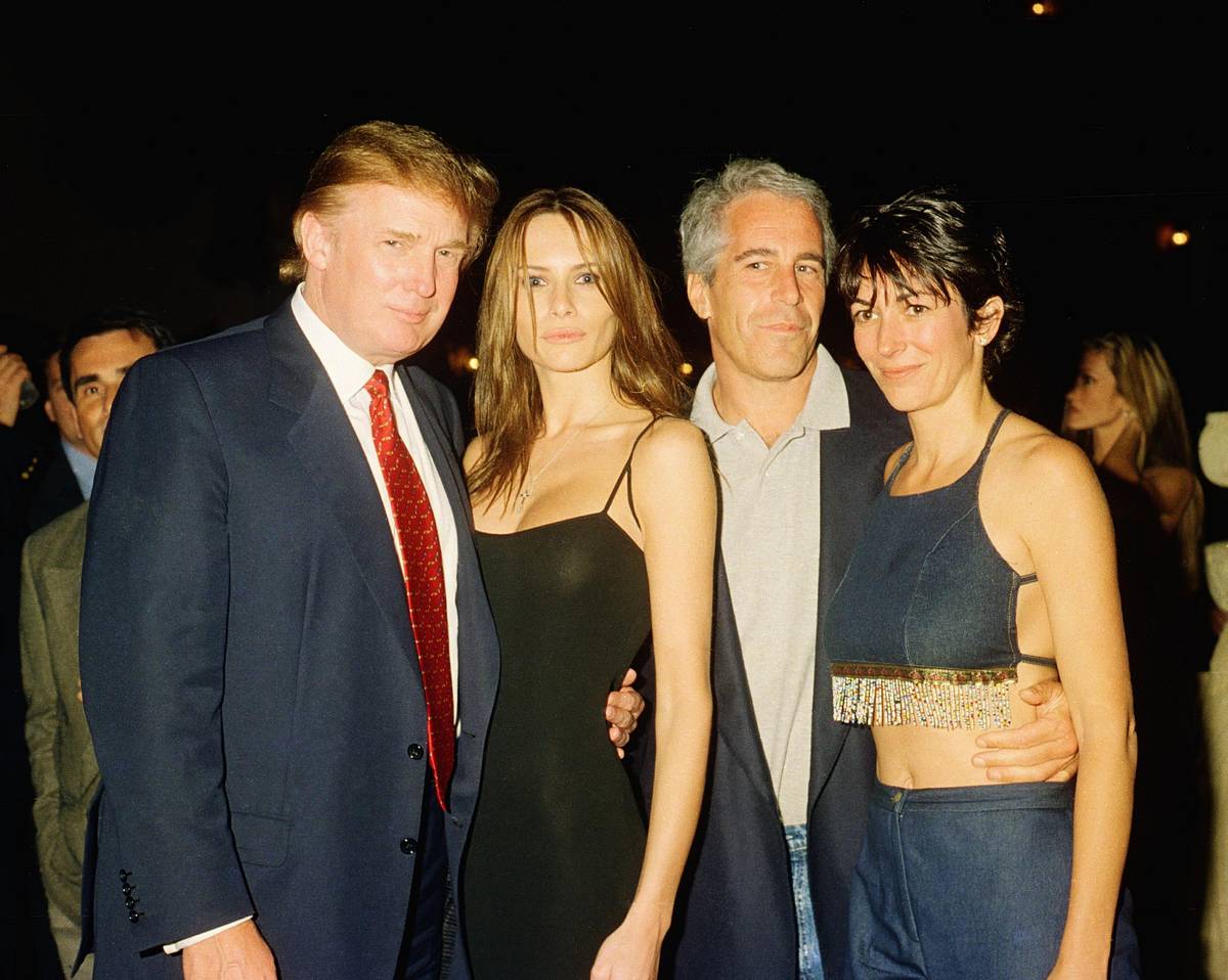 Donald Trump a jeho tehdejší přítelkyně Melania Knavs a Jeffrey Epstein se svou partnerkou Ghislane Maxwell v sídle Mar-a-Lago na Floridě v roce 2000. Sám Trump uvedl, že se s Epsteinem stýkal okolo 15 let poté, co se seznámili v 80. letech. Deník New York Times píše, že kolem roku 2004 se měli jejich cesty rozejít kvůli hádce o zabavenou nemovitost v Palm Beach na Floridě. Trump předtím několikrát letěl v Epsteinově soukromém tryskáči, jak potvrzují letecké záznamy.