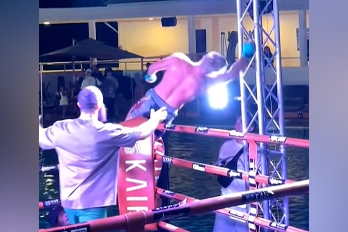 Ruského boxera pod vlivem marihuany při opouštění ringu pokopala elektřina