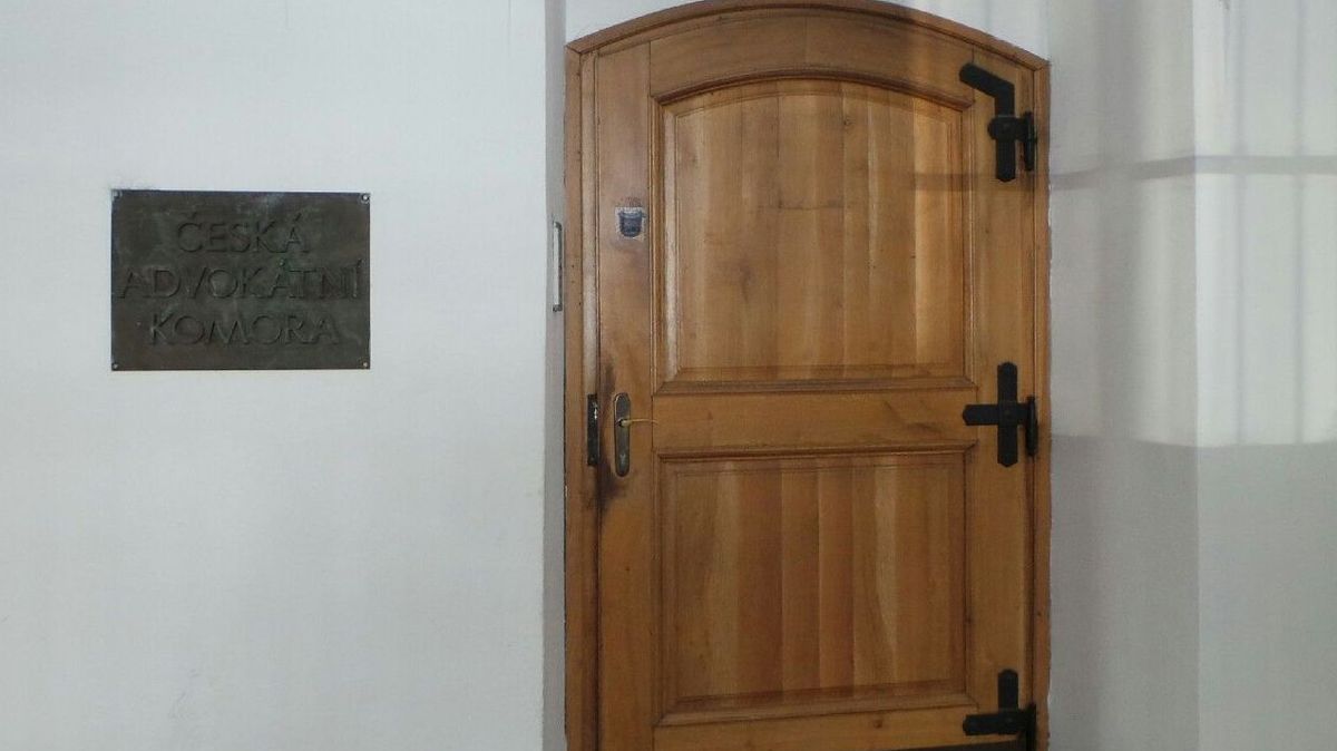 Policie stíhá plzeňského advokáta. Měl navádět svědky, aby lhali