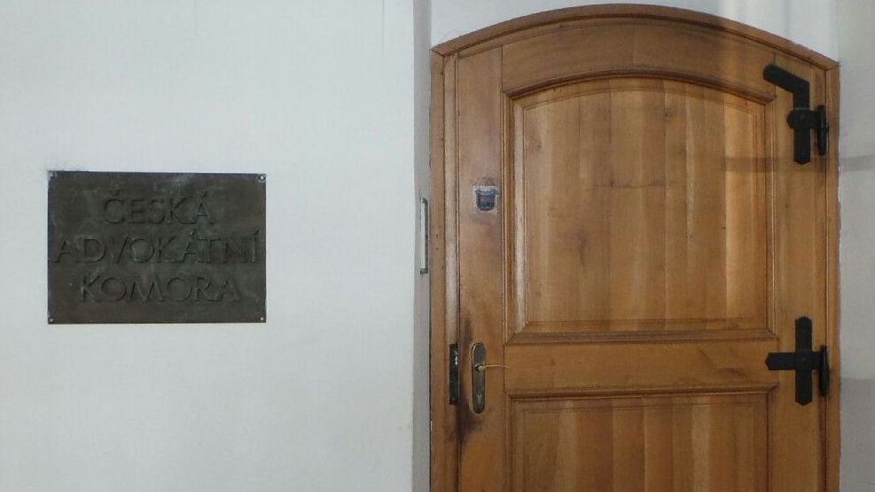 Advokát z Plzně zpronevěřil klientům milióny