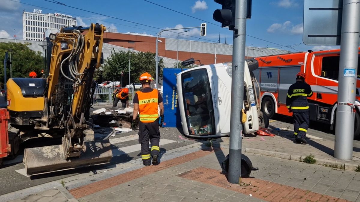 Malý náklaďák se převrátil na rušné křižovatce v centru Brna, zablokoval tramvajové koleje