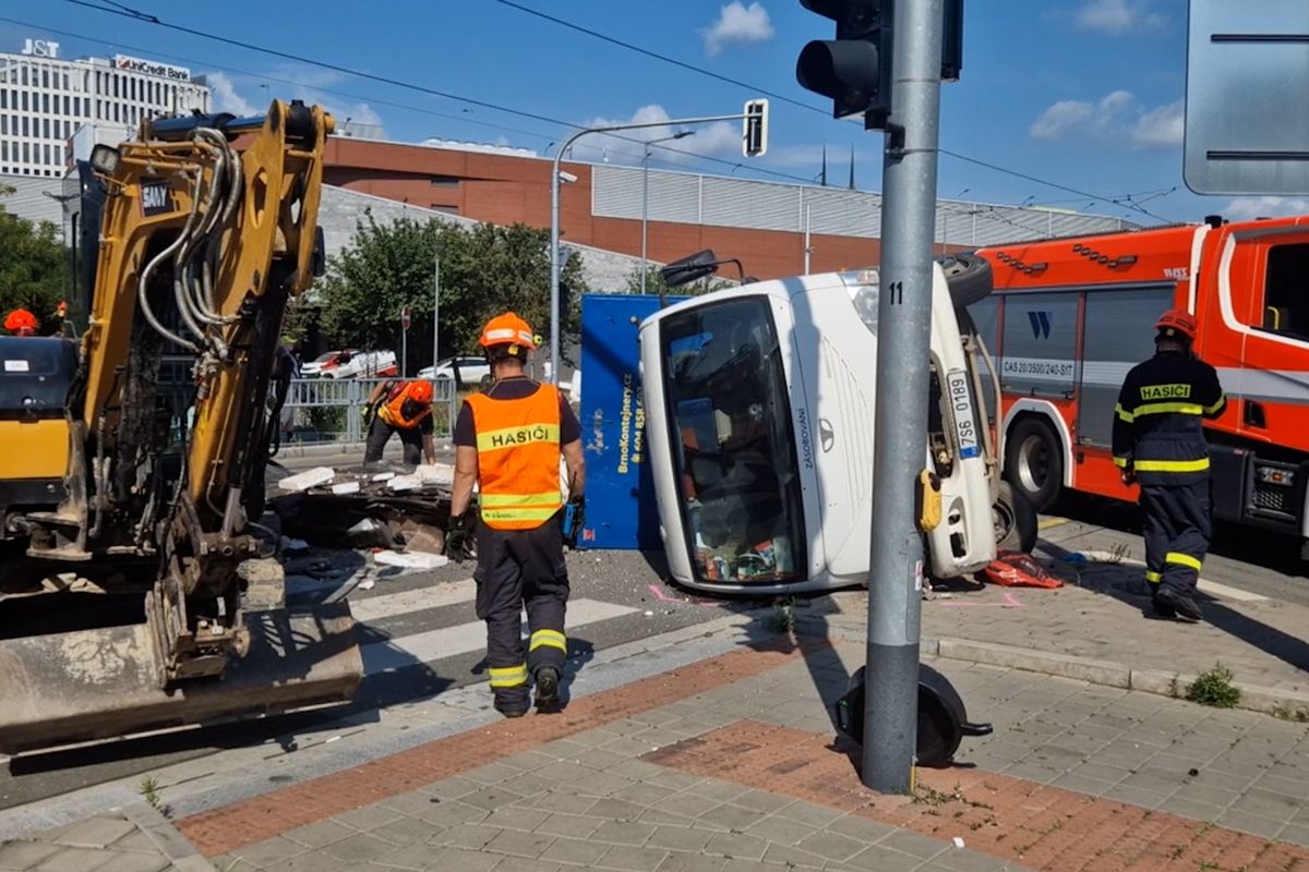 Malý náklaďák se převrátil na rušné křižovatce v centru Brna, zablokoval tramvajové koleje