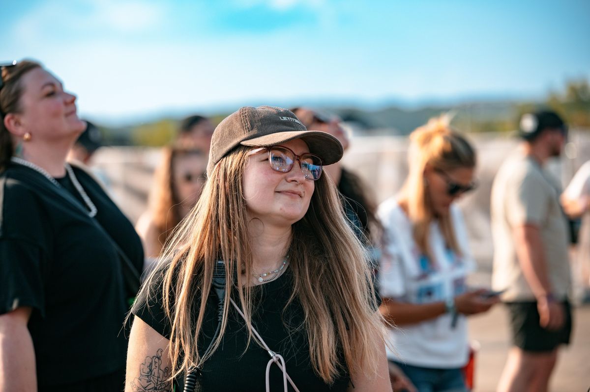 Přesun největšího festivalu svého žánru přitahuje pozornost, říká šéfka Let It Rollu Mína Havlatová
