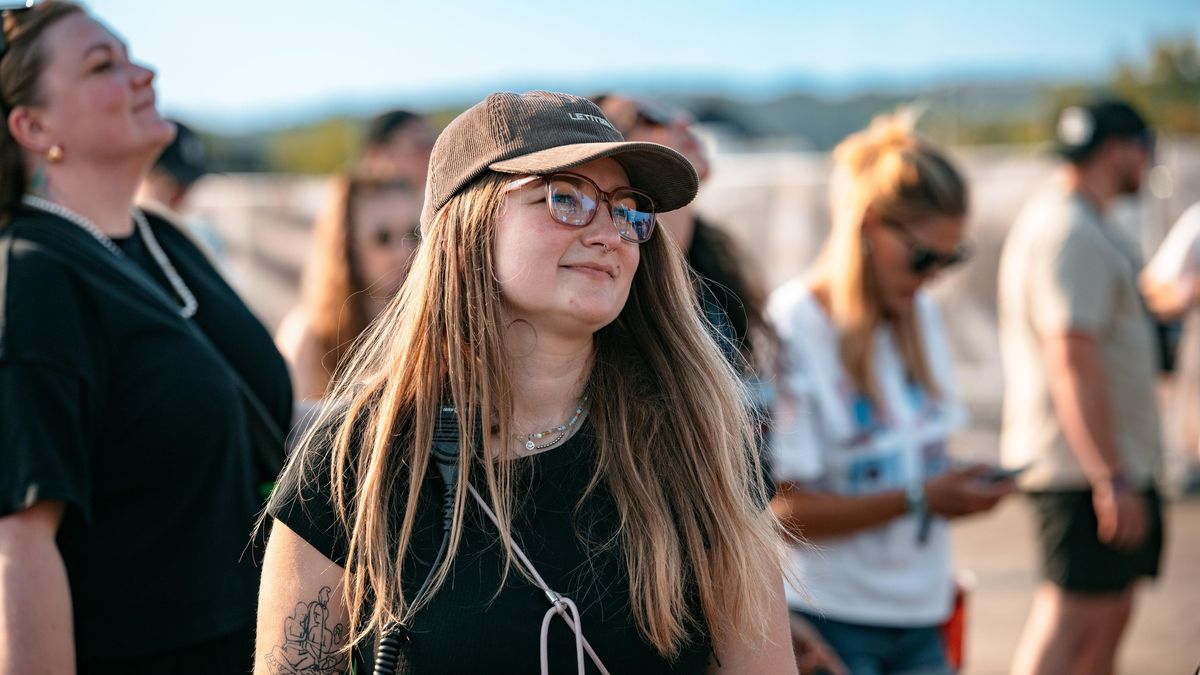 Přesun největšího festivalu svého žánru přitahuje pozornost, říká šéfka Let It Rollu Mína Havlatová