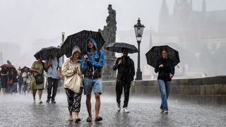 Počasí jako na houpačce. Víkendová vedra ukončí studená fronta s bouřkami