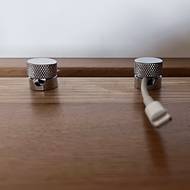 Při zařizování pracovny kladla designérka důraz hlavně na přehlednost a uspořádání všeho. Propletence kablíků nepřicházely v úvahu.