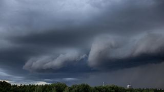 OBRAZEM: Prahou a okolím se prohnala bouřka s mohutným shelf cloudem