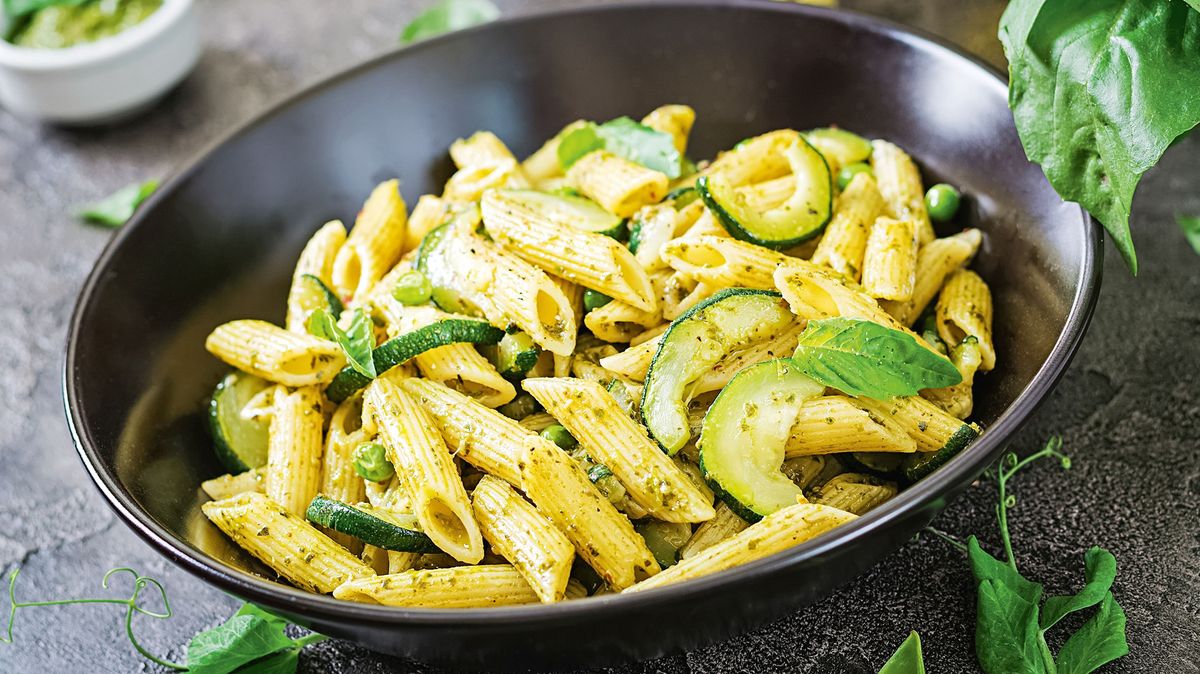 Recept na těstoviny s cuketou, česnekem a pestem