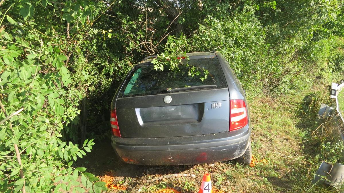 Žena na Vyškovsku si dala litr tvrdého, s Fabií přejela přes svodidla a narazila do stromu