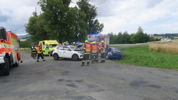 Na Přerovsku se srazila dvě auta, tři zranění