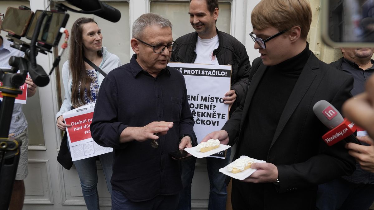 „Místo boje se prodali“. Sociální demokraté demonstrují proti Maláčové