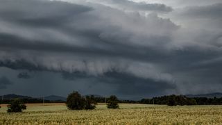 Mračno prachu a výrazný oblak shelf cloud. Přes Česko prošly bouřky 