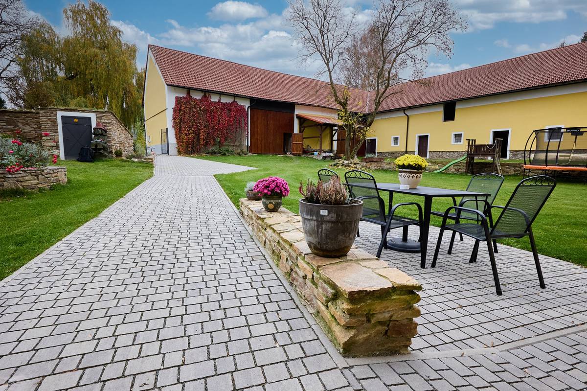 Dochovány jsou obytná část a několik přilehlých hospodářských objektů, včetně stodol a bývalých stájí.