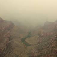 Podle posledních informací nebyli hlášeni žádní zranění, ale bylo zničeno více než 70 staveb, včetně návštěvnického centra a několika chat, uvádí agentura AP.