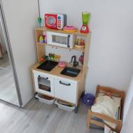 Za dveřmi je prozatím hračka – kuchyňka. Časem na toto místo přibude další skříň s menší hloubkou, aby do ní při otevření nevrážely dveře.