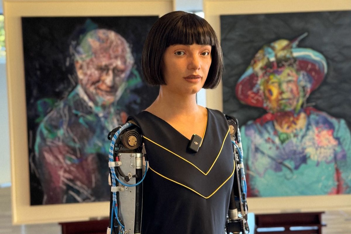 Umělá inteligence tvoří umění. Humanoidní robotka představila obraz krále Karla III.