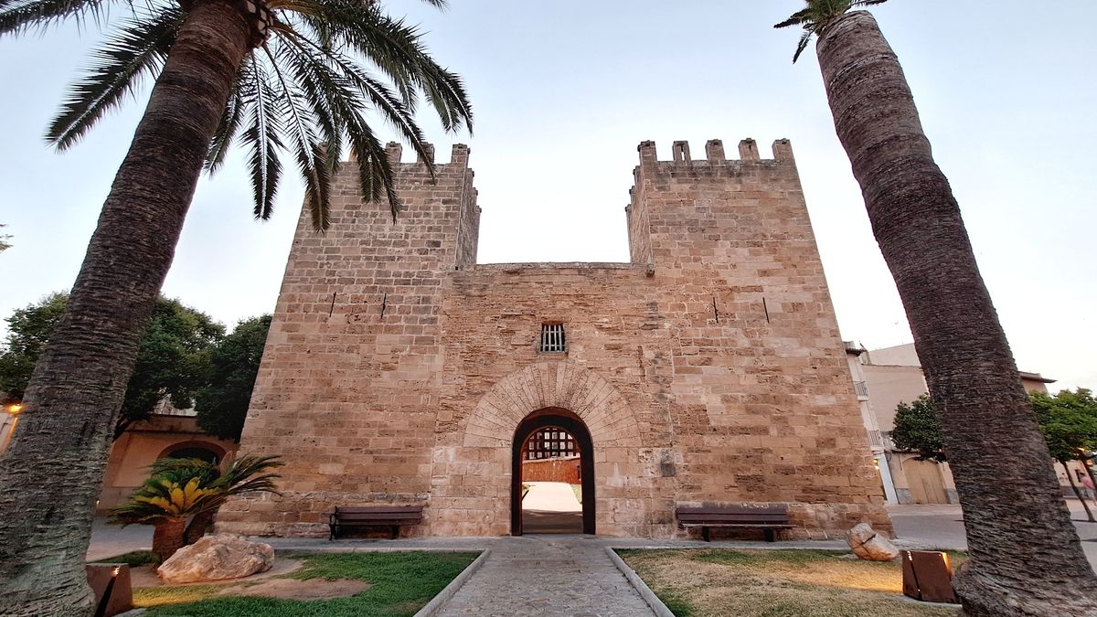Bývalé hlavní město Mallorky vábí majestátními hradbami a skvělými jedlými suvenýry  