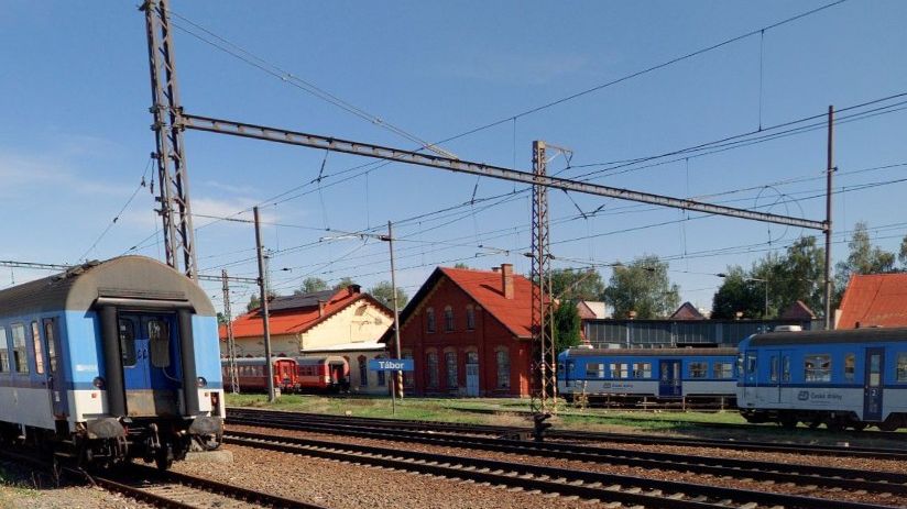 Osobní vlak projel v Táboře návěstidlo, na koridoru mezi Prahou a jihem Čech se jezdí po jedné koleji
