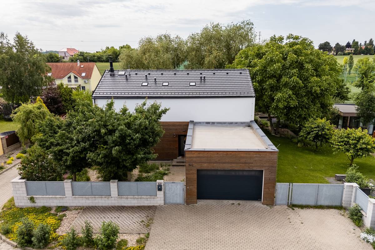 Pohled na dřevostavbu z veřejné komunikace