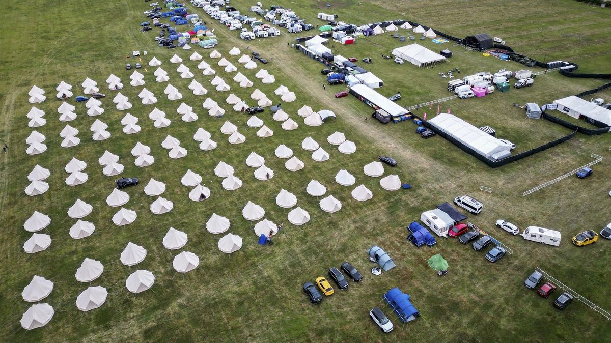 Obyvatelé anglické vesnice si stěžovali na hlasité sténání ze stanů účastníků swingers festivalu