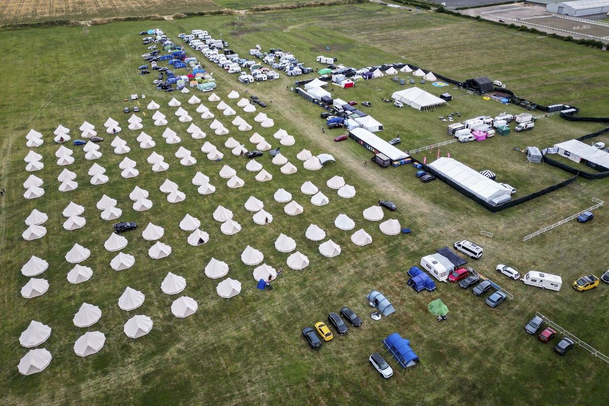 Obyvatelé anglické vesnice si stěžovali na hlasité sténání ze stanů účastníků swingers festivalu