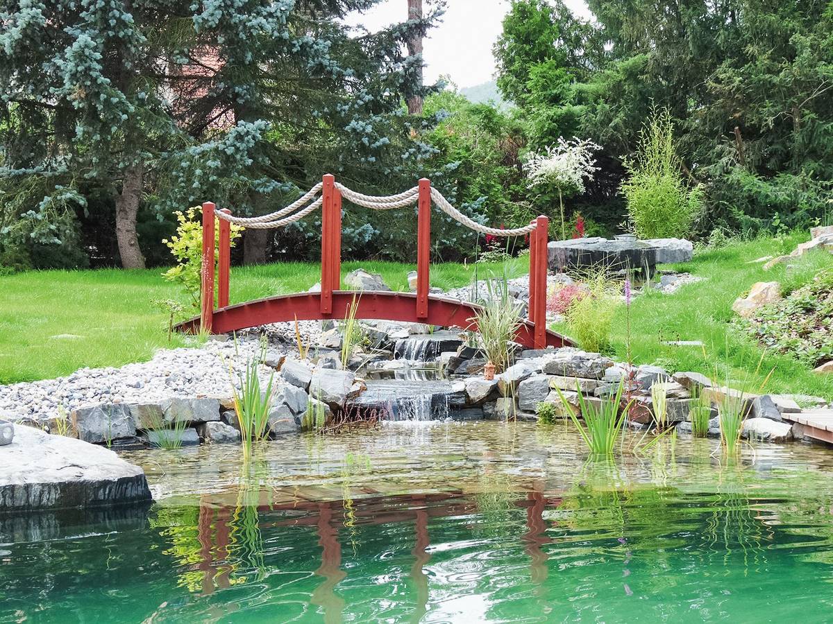 Potok v zahradě vytvoří překážku, kterou je vhodné využít pro umístění stylového mostu.