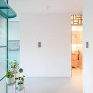 Praktickým prvkem jsou i luxfery nade dveřmi do koupelny.