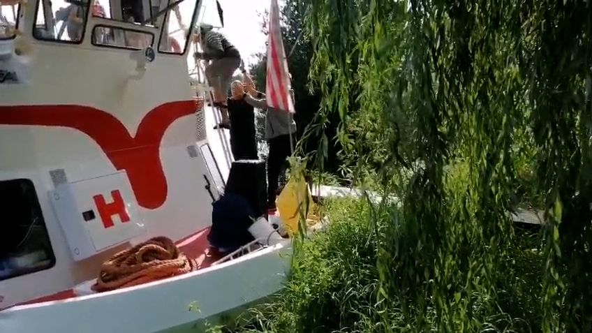 Výletní loď se během plavby po Labi porouchala, cestující se museli evakuovat na břeh