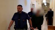 Syna živili do svých devadesáti let. Místo vděku je bil pánví i holí