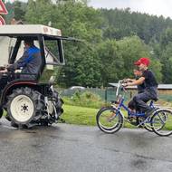 Chlapci na kolech stylově doprovodili tatínka.
