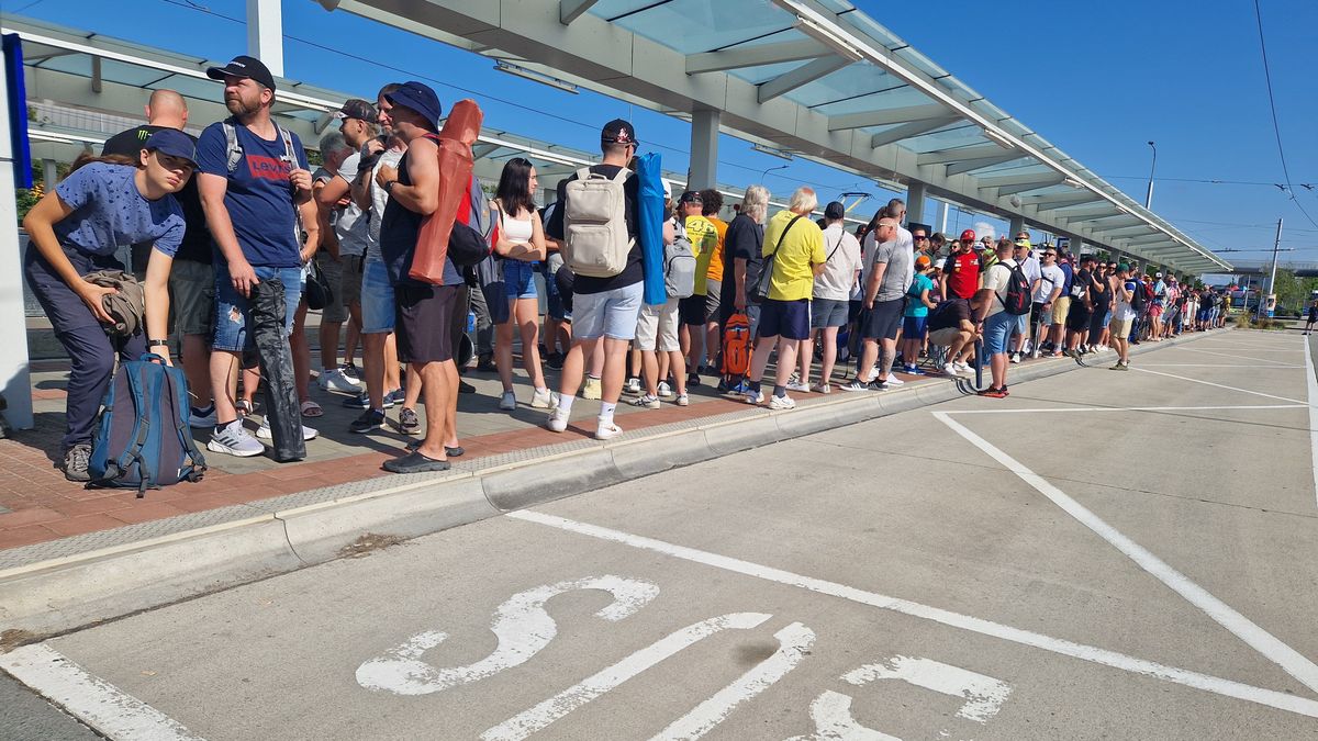 V Brně kvůli Grand Prix kolabuje doprava. Autobusy stojí v kolonách, naštvaní lidé na ně čekají