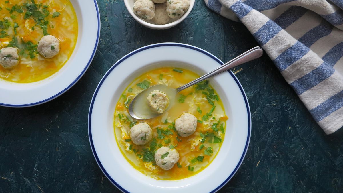 Recept proti deštivému létu - drožďová polévka s knedlíčky