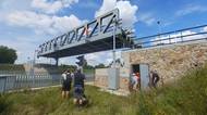Chyba za čtvrt miliardy. Zvedací železniční most u Mělníka postavili na odepsané trati