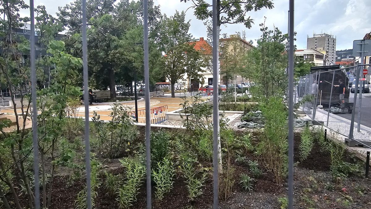 Náměstí na Praze 4 je po sérii odkladů hotové. Nadále ale zůstává oplocené