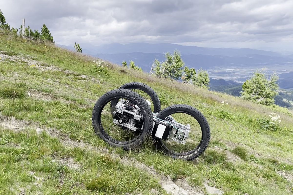 Na bojiště i do hor. Vědci z ČVUT vyvinuli nového autonomního robota