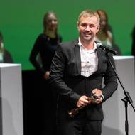 Režisér Miro Remo převzal hlavní cenu na 59. ročníku Mezinárodního filmového festivalu Karlovy Vary za film Raději zešílet v divočině.