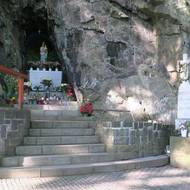 Vcelku nenápadně působí poutní místo Panny Maria ve skále poblíž Spálova.