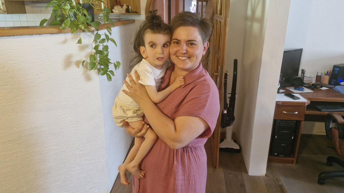 Nina trpí vzácnou nemocí, na kterou není léčba. Na budoucnost nemyslím, říká její máma