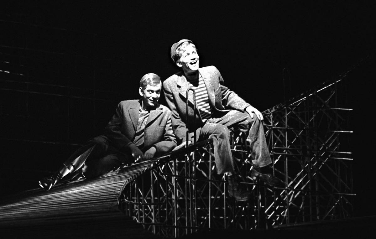 Rok 1961. Petr Čepek (Tolja) a Jiří Krampol (Leonid) v inscenaci hry Angarská legenda. Divadlo Disk