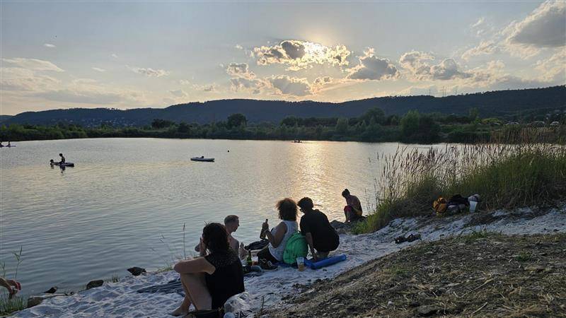 Spíše zážitkovým areálem než jen přírodním koupalištěm se stalo Jezero Lipence na jihu metropole.